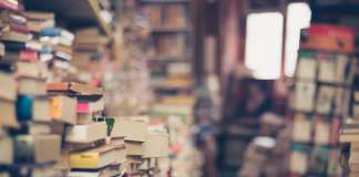 Novinarka u biblioteci